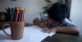 Como a arte-terapia ajudou um menino a superar traumas da guerra