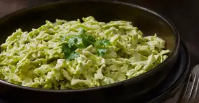 A salada da deusa que conquistou o TikTok e vai te surpreender com tanto sabor