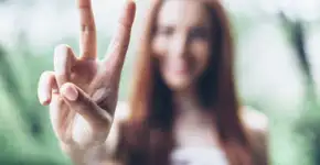 Tirar fotos com o sinal de ‘paz e amor’ pode ser perigoso