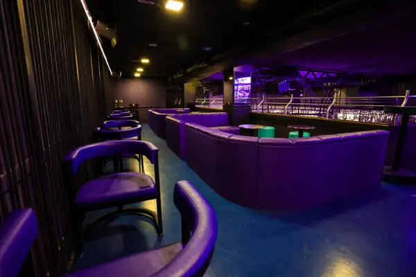 em roteiro definido, cada visita ao Love Cabaret sai diferente da outra: luz, som e clima evoluem no ritmo de quem está ali, do mais leve ao mais intenso, sem pressa