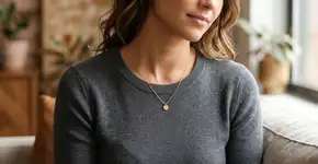 O colar dourado delicado que virou detalhe obrigatório nos looks femininos de 2026