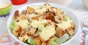 Salada incrementada de verão com molho de alho