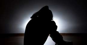 Menina pede ajuda à irmã pelo Whatsapp após ser estuprada pelo pai