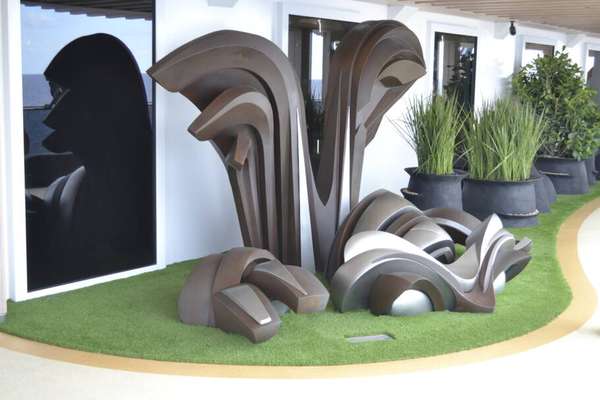 The Concourse é um jardim de esculturas ao ar livre, com obras projetadas por Alexander Krivosheiw 