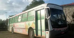 O feirante que decidiu levar a feira, de ônibus, para perto dos clientes