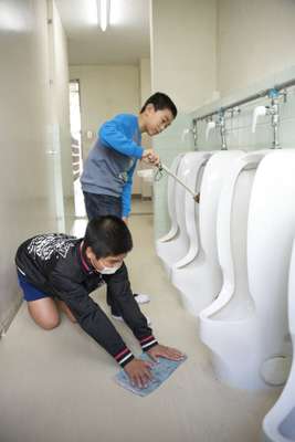 Nos colégios do país, não existem refeitórios e os alunos comem na própria sala de aula (Foto: Marcelo Hide / Fotos Públicas)