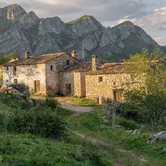 Featured mobile: A vila de 40 habitantes está procurando novos moradores: oferecendo casa gratuita, emprego e uma nova vida mais tranquila nas montanhas europeias escondidas