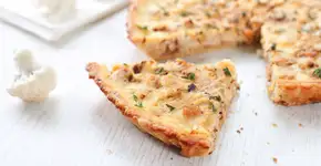 Esta receita de torta com massa de couve-flor é saudável e deliciosa