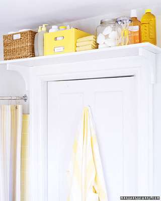 Guarde itens do banheiro em uma prateleira em cima da porta.