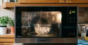 Gelo no micro-ondas? O truque inusitado que derrete a sujeira e tira o mau cheiro em 3 minutos