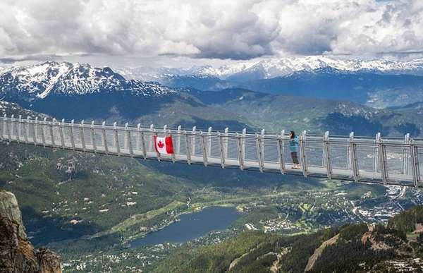 A ponte liga as montanhas Whistle e a West Ridge