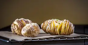 Você nunca mais vai fazer batata de outro jeito depois de experimentar as hasselback