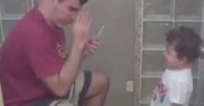 Vídeo mostra pai surdo ensinando filho a escovar os dentes