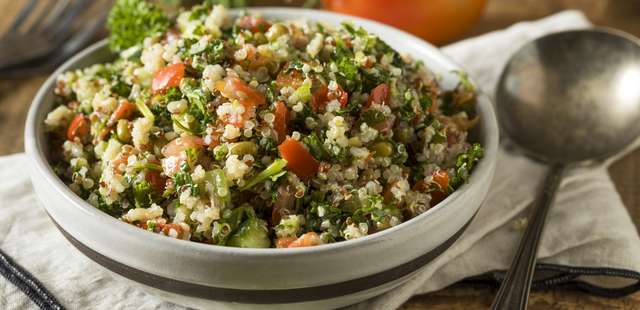 Este cuscuz de quinoa com legumes quentes é a refeição completa que faltava na sua rotina