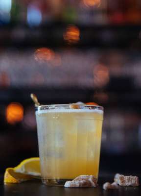 Penicillin - J. W. BLACK LABEL, limão, mel de orquídeas, gengibre, aromatizado com um toque defumado, acompanhado de um gengibre caramelizado (R$ 36,00).