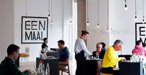 Restaurante holandês oferece mesa apenas para quem deseja comer sozinho