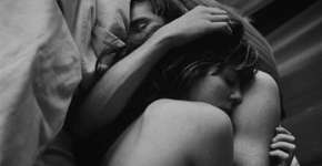 Terapeuta norte-americana se oferece para ‘dormir de conchinha’ com clientes