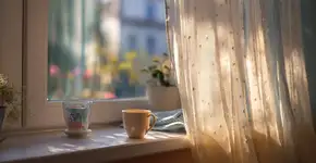 A cortininha curta voltou com tudo e deixa a cozinha com cara de casa aconchegante