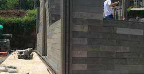 Empresa faz casas com Lego de plástico reciclável para sem teto