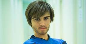 Disfarçada, garota dá show em partida de futebol masculino