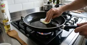 Como recuperar uma frigideira antiaderente arranhada em apenas 5 minutos com um ingrediente simples da cozinha