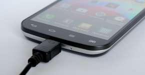 Mito ou realidade: deixar o celular carregando a noite toda danifica a bateria