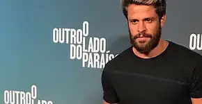 Alejandro Claveaux posta foto #tbt em praia de nudismo na web