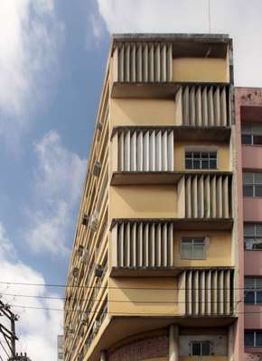 Ao passar pela Carlos Gomes, o detalhe chama a atenção. As janelas recebem proteção para conter o calor do fim da tarde. Produzindo, então, uma bela composição com painéis deslocados. O ponto negativo deve-se ao abandono do Pilotis do prédio e a falta de informação por parte dos inquilinos que mudam a fachada para por uma janela para apreciar a vista. Foto: reprodução/@prediosdesalvador