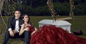 Noivos funerários fazem fotos para álbum de casamento em caixão