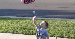 Pai ajuda filho a largar a chupeta com magia e criatividade