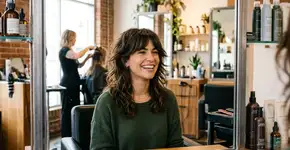 O corte shag com camadas está em alta novamente para dar volume e trazer modernidade ao visual