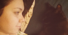 Jovem surda de um ouvido faz tatuagem para alertar pessoas a não falarem com ela do lado esquerdo