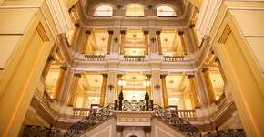 Podólogo e cantor, Carlos Sapato lança CD no Teatro Rival