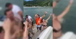 Vídeo: De folga, Bolsonaro dança funk com apoiadores em lancha