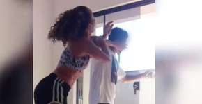 Homem invade casa no PR e tenta agarrar mulher; veja vídeo