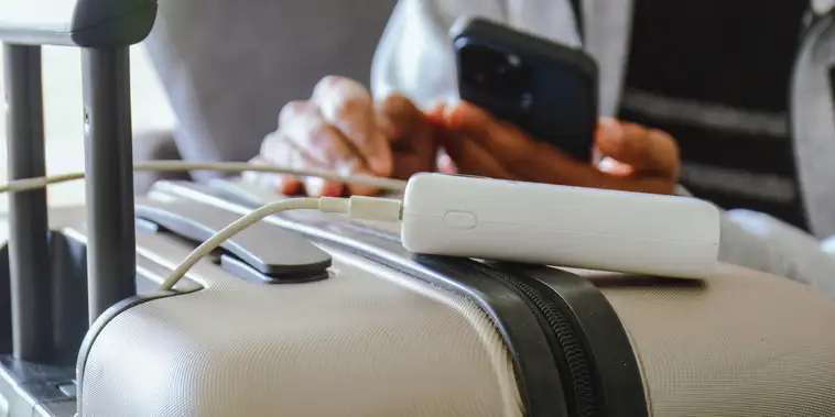 Featured main: Anac limita carregadores portáteis e proíbe recarga em voos