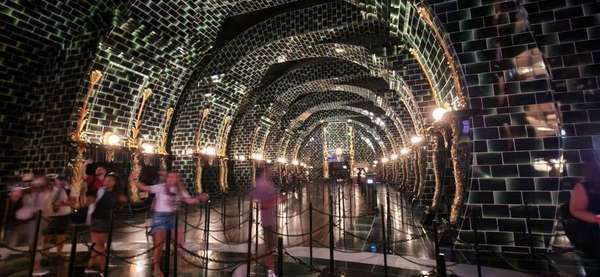 experiência cinematográfica interativa na fila que leva ao brinquedo