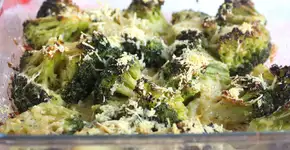 Brócolis assados com parmesão; veja essa receita bem saborosa