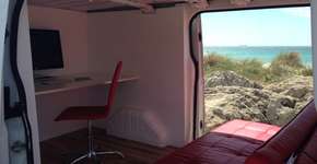 Desenvolvedor de apps transforma van em escritório itinerante