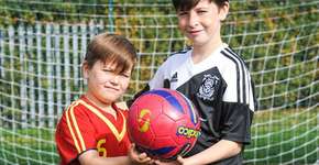 Ação quer ajudar irmãos com doença rara a jogarem futebol