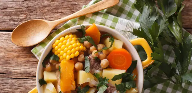 Este puchero tradicional é tudo o que você precisa para um almoço de inverno inesquecível