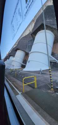 Extruturas que abrigam as gigantescas turbinas da Usina de Itaipu