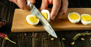 O truque do vinagre ao cozinhar ovos que chefs não vivem sem — e você deveria testar