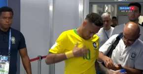 Entenda por que Neymar passou pomada na camisa no intervalo