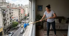 A maneira mais simples e segura de limpar persianas externas que ficam suspensas