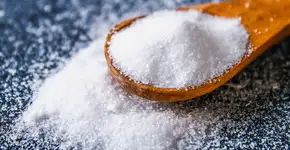 Como o sal de cozinha pode virar um aliado na lavagem de roupas coloridas?