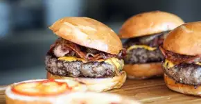Será que a carne do hamburguer que você come tem antibiótico?