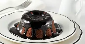 Esse bolo vulcão quentinho vai derreter o seu coração