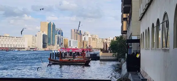 Travessia é feita a bordo dos abras, barco tradicional de madeira que faz a travessia entre as duas margens