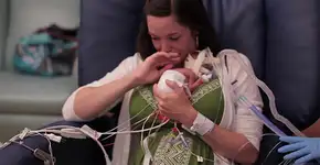 Fragilidade de bebê prematuro vira ensaio fotográfico